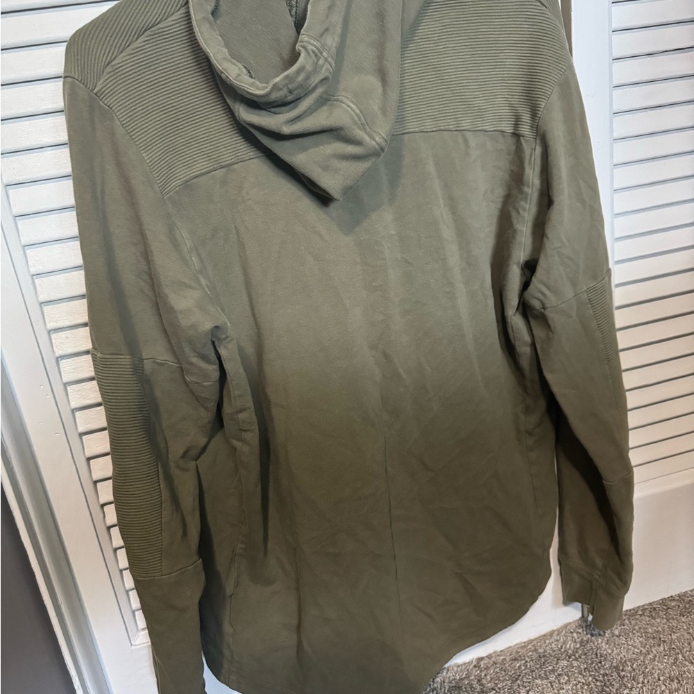 Size medium sweatshirt. Has small hole above pocket.